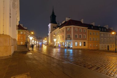 Varşova Polonya 'da, Old Town' daki sessiz kaldırım taşı caddesi akşam aydınlandı.