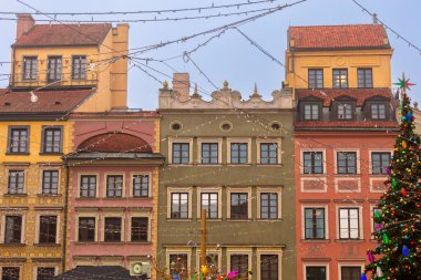 Varşova Polonya 'da yılbaşı ışıklarıyla süslenmiş Eski Şehir binaları.