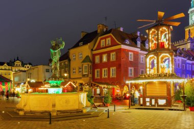 Poznan, Polonya 'daki Eski Pazar Meydanı' ndaki renkli tarihi konak evleri ve Apollo Çeşmesi 'ndeki Noel süsleri ve şenlik tezgahları..