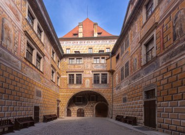 Rönesans dönemi duvar resimleri ve Çek Cumhuriyeti 'nin Cesky Krumlov kalesindeki kemerli geçitlerle süslü avlu.