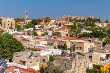 Geleneksel evleri ve Rodos 'taki Büyük Üstad' ın Ortaçağ Sarayı ile Rodos Eski Kasabası 'nın panoramik manzarası