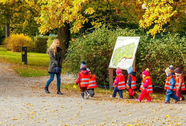 Tallinn. Young children for a walk. — Stock Photo, Image