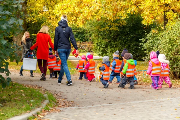 Tallinn. Jonge kinderen voor een wandeling. — Stockfoto