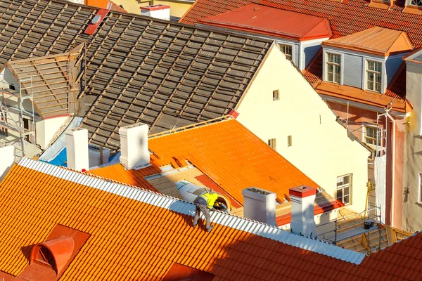 Roofer en el techo. — Foto de Stock