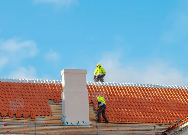 Roofer on the roof. — Stock Photo, Image