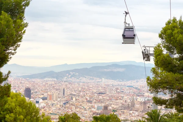 Barcelona. O teleférico para o topo da colina de Montjuic . — Fotografia de Stock