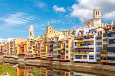Girona. Onyar Nehri'nde evlerin çok renkli Cephe Sistemleri.