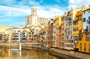 Girona. Onyar Nehri'nde evlerin çok renkli Cephe Sistemleri.