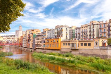 Girona. Onyar Nehri'nde evlerin çok renkli Cephe Sistemleri.