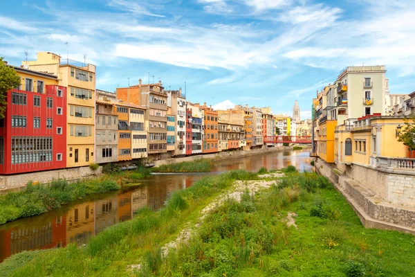 Girona. Wielobarwne fasady domów, nad rzeką Onyar. — Zdjęcie stockowe