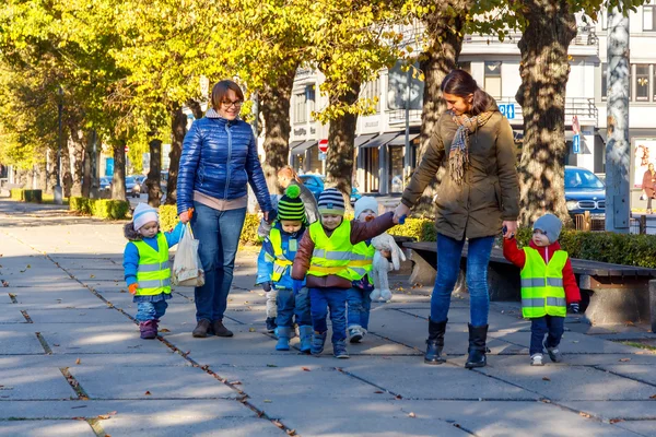 Riga. Genç çocuklar için bir yürüyüş.