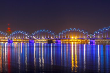 Riga. Demiryolu Köprüsü geceleri.