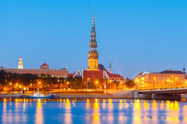 Riga. Vue nocturne sur l "église Saint-Pierre . — Photo