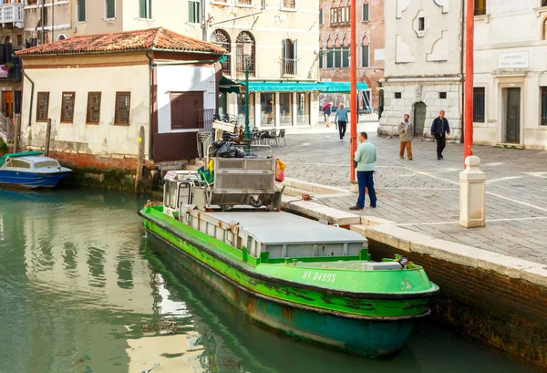 Veneza. Barcaça do lixo . — Fotografia de Stock