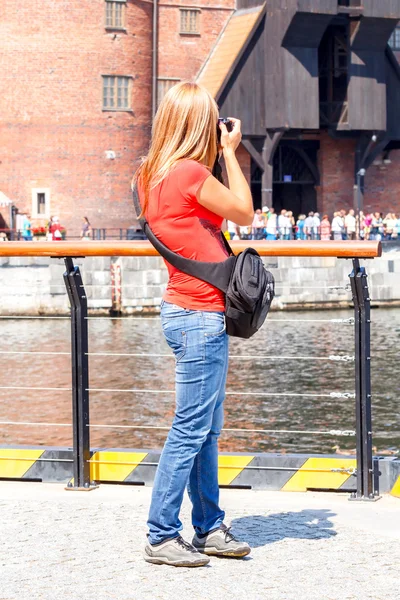 Gdansk. Tourist on the central waterfront. — Stockfoto