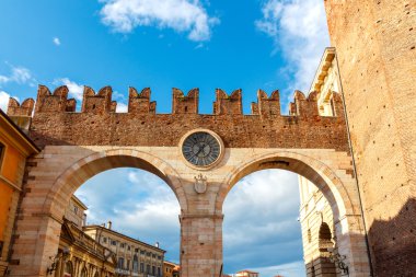 Verona. Kent kapısı.