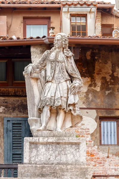 Verona. Escultura en Piazza della Signoria . — Foto de Stock