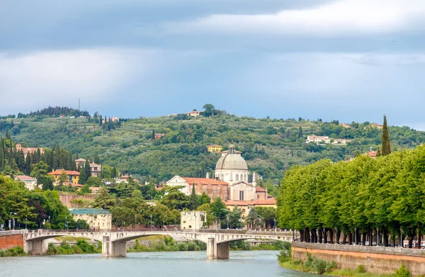 Verona. Brücke über den Fluss adige. — Stockfoto