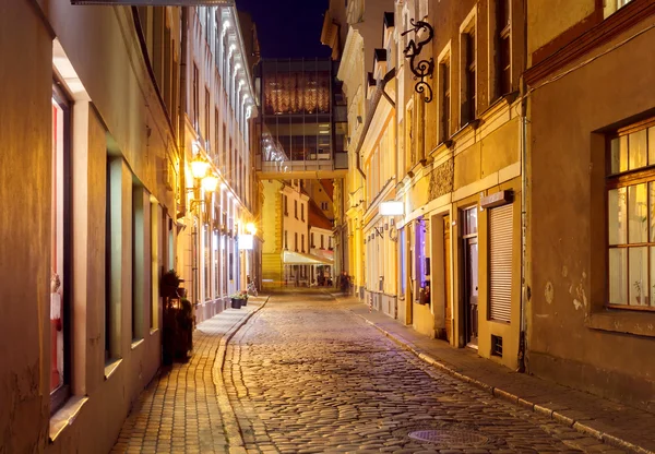 Riga. Gece eski sokak.