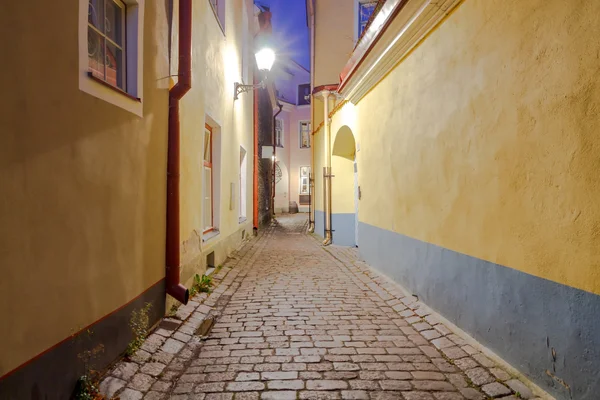 Tallin. Starej ulicy miasta w nocy. — Zdjęcie stockowe