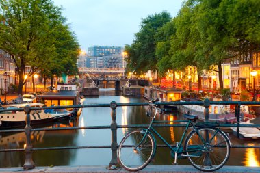 Geceleri Amsterdams Kanallar.