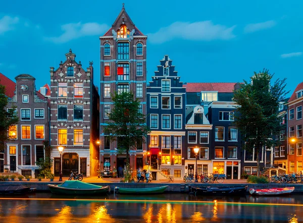 Kanały w Amsterdamie w nocy. — Zdjęcie stockowe
