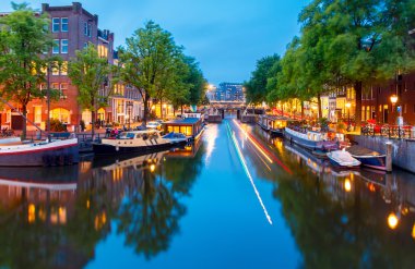 Geceleri Amsterdams Kanallar.