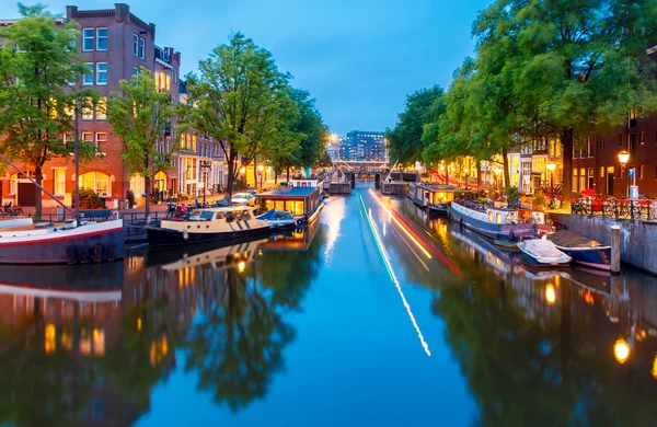 Geceleri Amsterdams Kanallar.