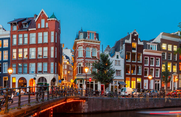 Amsterdams canals at night.