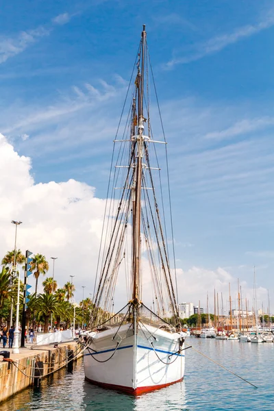 Barcelona. Jachty do námořního přístavu. — Stock fotografie