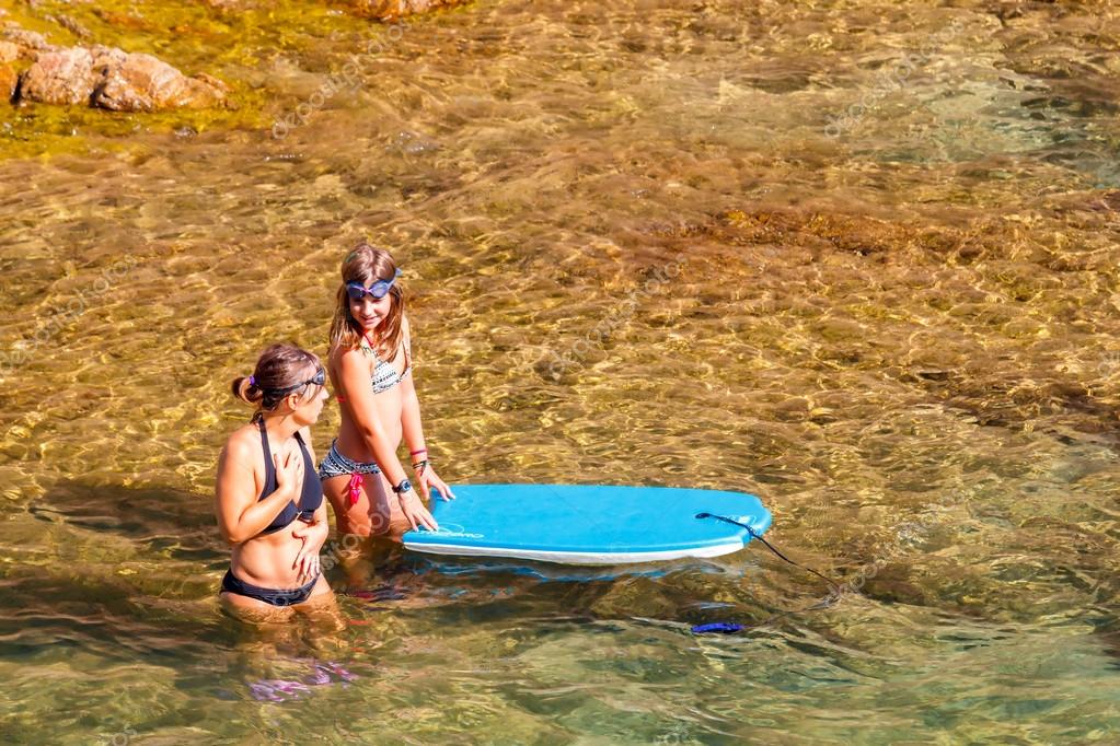 Tossa del Mar che bagna nel mare delle donne — Foto Editoriale Stock ... Tossa del Mar che bagna nel mare delle donne — Foto Editoriale Stock ...