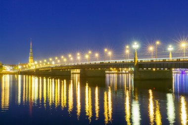 Riga. Geceleri Daugava Nehri Köprüsü.