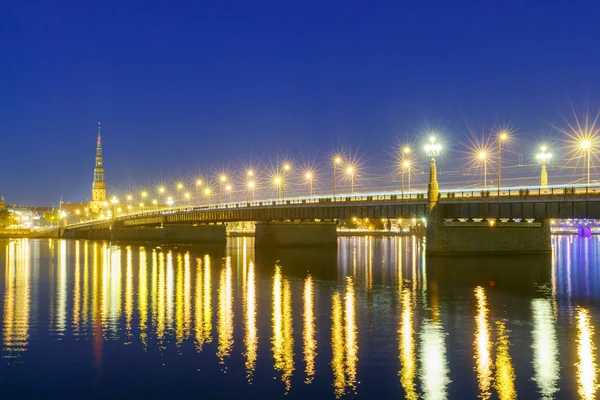 Riga. die Brücke über den Fluss Daugava in der Nacht. — Stockfoto