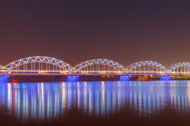 Riga. Demiryolu Köprüsü geceleri.