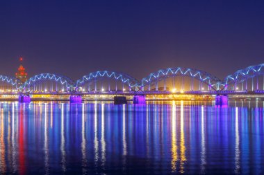 Riga. Demiryolu Köprüsü geceleri.