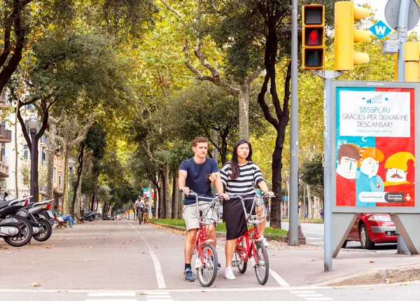 Ciclistas en las calles de Barcelona . — Foto de Stock