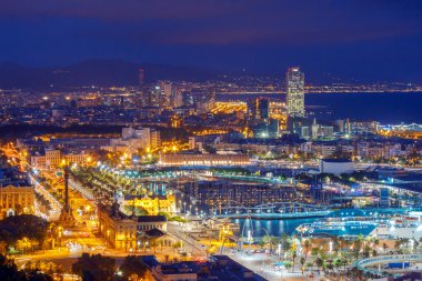 Barcelona. Gece şehir görünümünü.