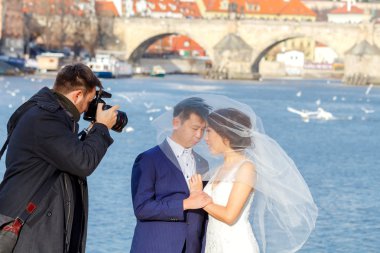Prag. Vltava kıyısında yeni evli bir çift.