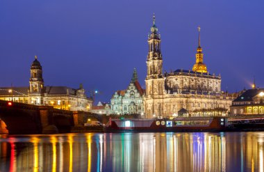 Dresden. Hofkirche bina geceleri.