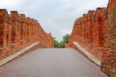 Verona. Castelvecchio'yu günbatımı üzerinde.