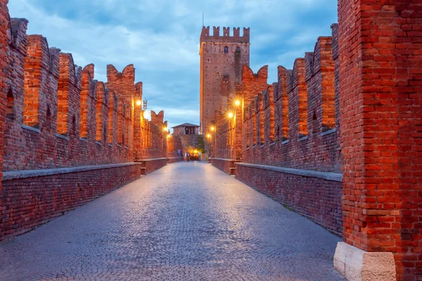Verona. Castelvecchio op de zonsondergang. — Stockfoto