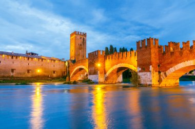 Verona. Castelvecchio'yu günbatımı üzerinde.