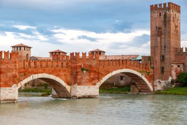 Verona. Castelvecchio'yu günbatımı üzerinde.