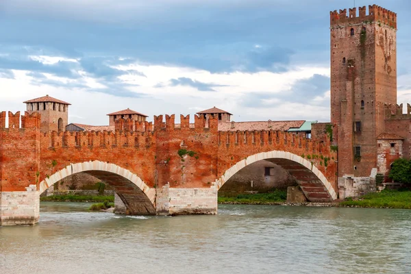 Verona. Castelvecchio na zachód słońca. — Zdjęcie stockowe