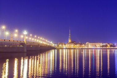 Riga. St. Peter Kilisesi geceleri görüntülemek.