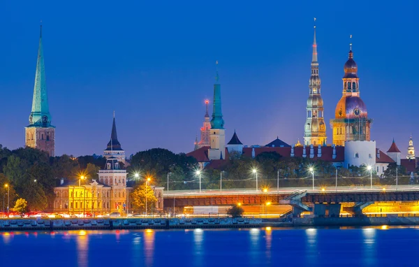 Riga. Blick auf die Kirche St. Peter bei Nacht. — Stockfoto