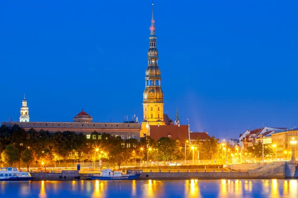 Riga. Vue nocturne sur l "église Saint-Pierre . — Photo