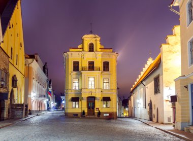 Tallinn. Geceleri sokaklarda.