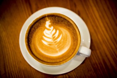 Latte sanatıyla bir fincan kahve.