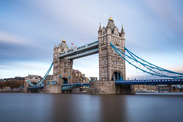 London tower bridge přes řeku Temži — Stock fotografie